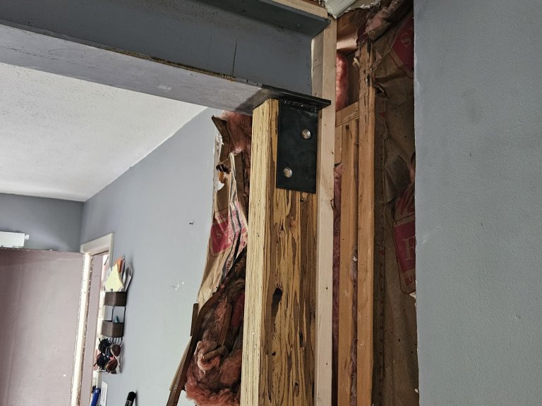 Beam-to-column connection with steel plate hardware at the bearing point